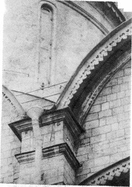 Надстроенная в 1683 г. капитель наружной ло¬патки Успенского собора с фрагментом нового кирпичного архивольта. Новая кладка заанкерена скобами.